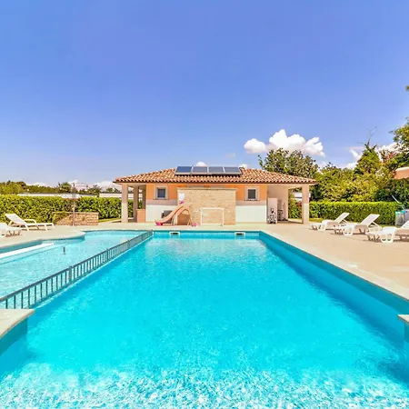 Beautiful Mobile In With Swimming Pool Holiday home Banjole