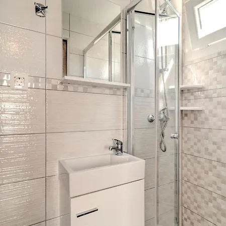 Beautiful Mobile In With Swimming Pool Banjole